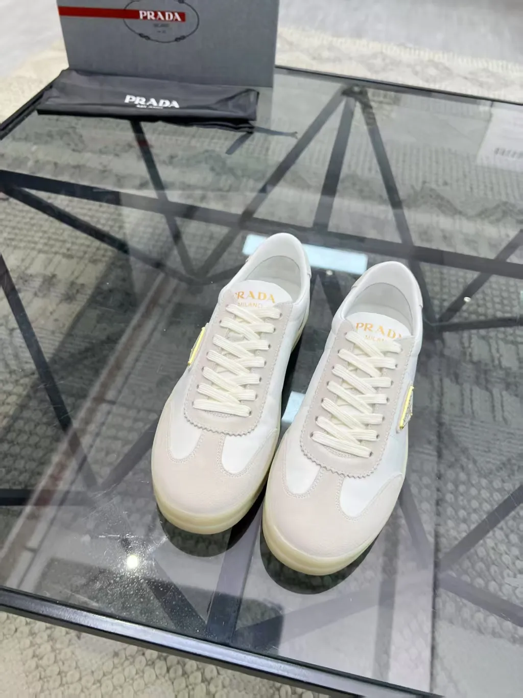 P360 Yuan 38-45 Prada Prada’s new men’s leather sports shoes, the highest version on the market, any comparison is welcome🆚! The original leather has excellent texture and is super high-end! Fetal sheep net lining imported from Italy, removable pad! Luxurious materials and fine workmanship, highly recommended!